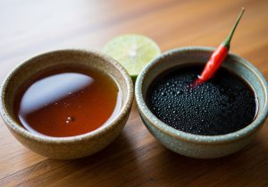 Giảm cân nên ăn nước mắm hay nước tương