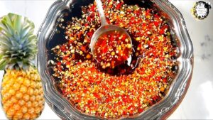 Chén nước mắm khóm sánh kẹo màu nâu đỏ