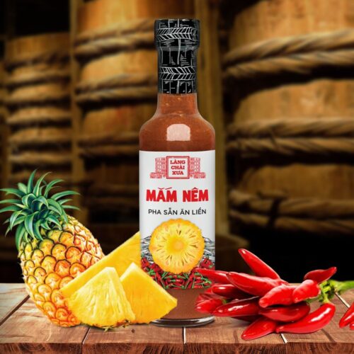 Chai mắm nêm pha sẵn Làng Chài Xưa 300g bên trái thơm và ớt