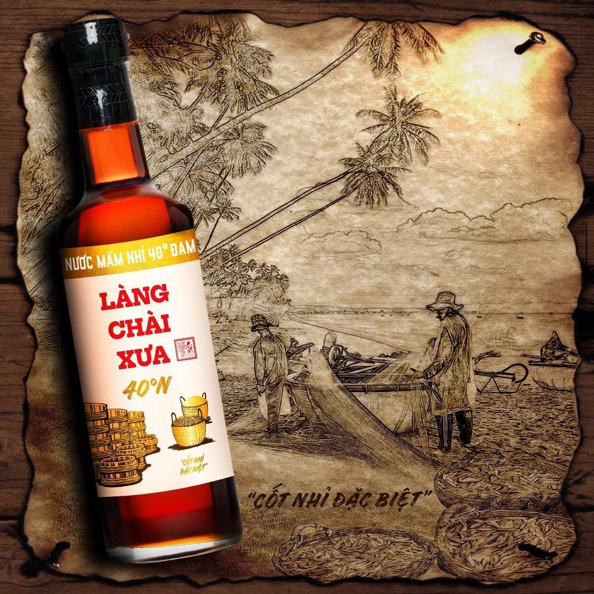 Nước mắm nhỉ Làng Chài Xưa nhãn vàng 40N trên nền tranh làng chài