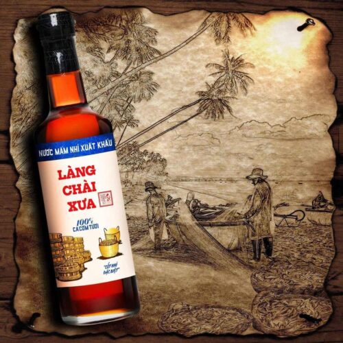 Nước mắm nhỉ Làng Chài Xưa nhãn xanh trên nền tranh làng chài